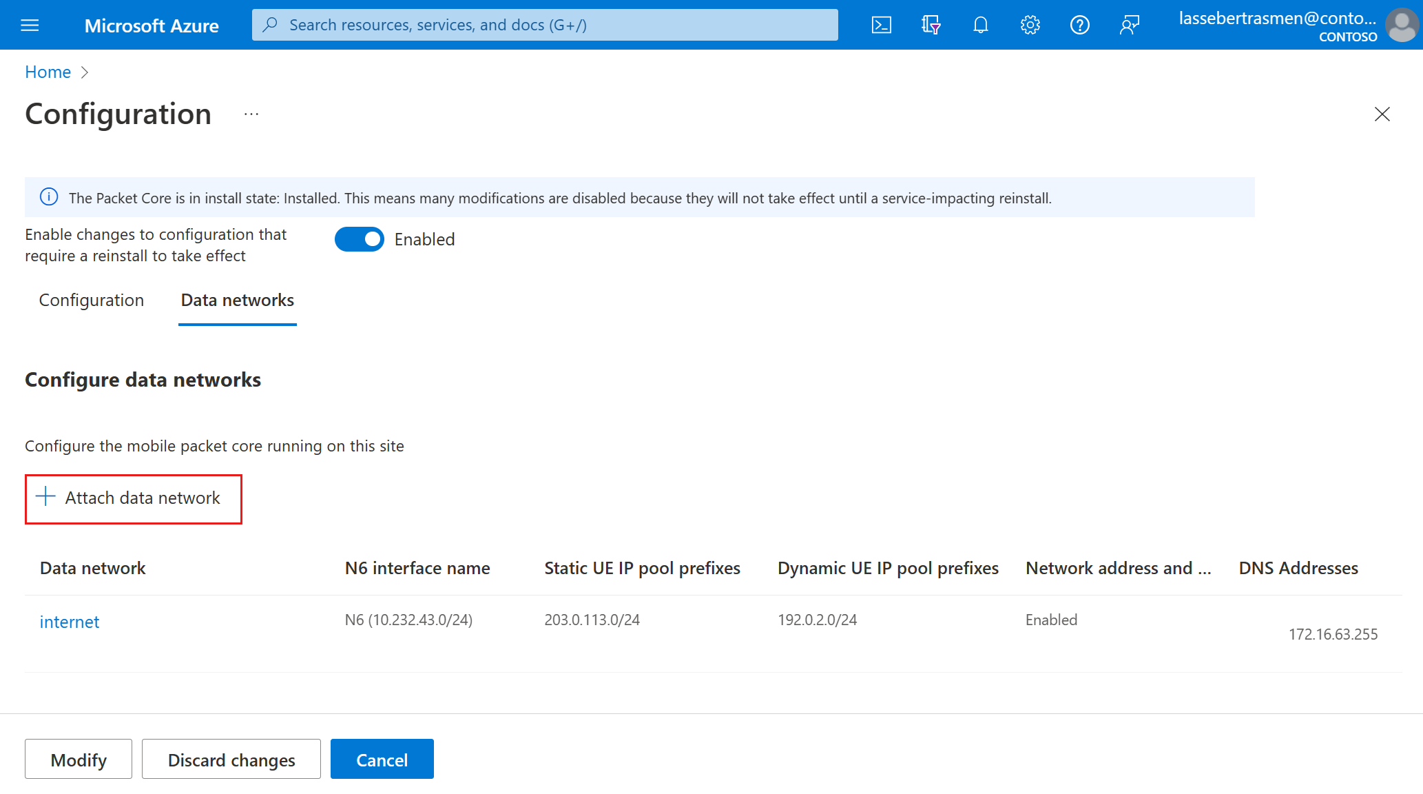 [パケット コアの変更] の [データ ネットワーク] タブが表示されている Azure portal のスクリーンショット。データ ネットワークをアタッチするオプションが強調表示されています。