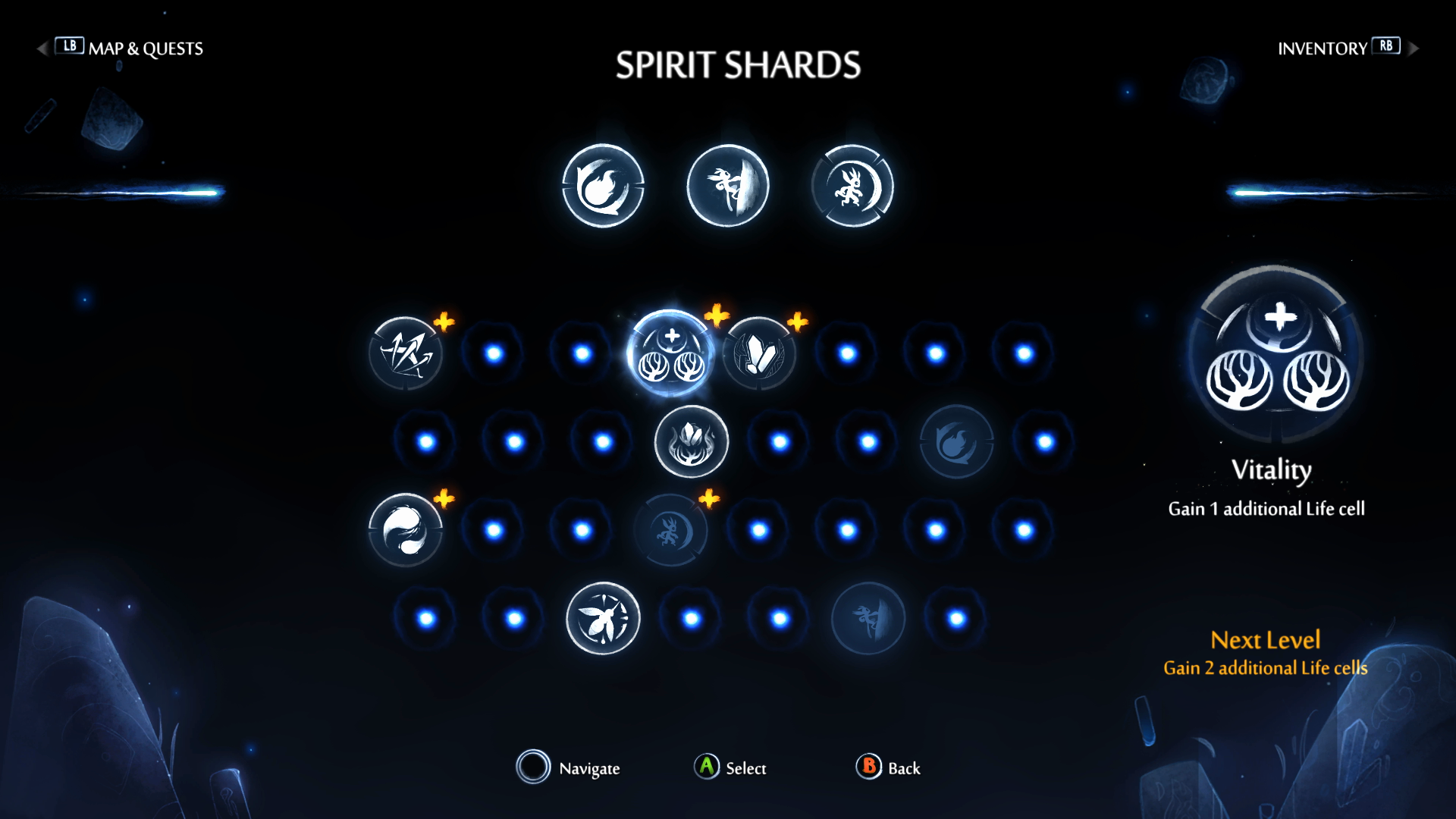 Ori と Will of the Wisps のスピリット シャード メニュー。収集されたシャードを示す orb の行があります。シャードに見つからない小さな青いドットがあります。 