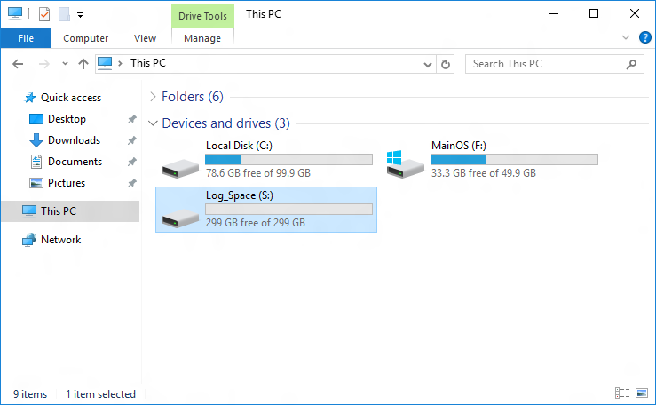 Log_Space ドライブを示す、[この PC] ページ上のエクスプローラー ウィンドウのスクリーンショット。
