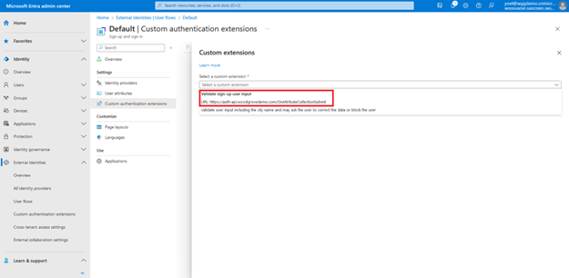 Validate sign-up user input の右側に開いた、[カスタム拡張機能] ウィンドウのスクリーンショット。カスタム拡張機能のドロップダウン メニューでその URL が強調表示されています。