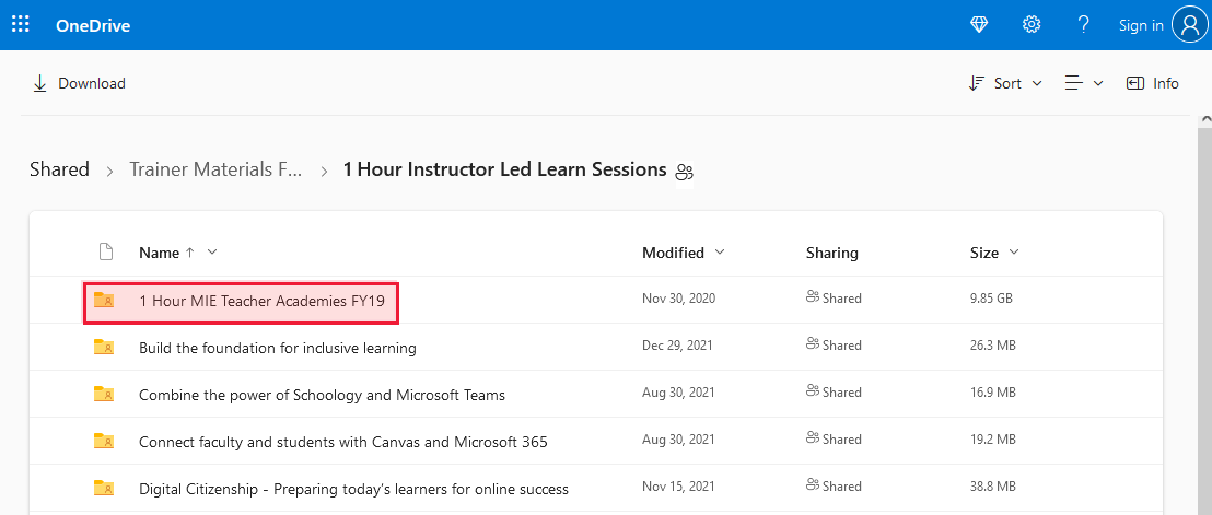 ONEDrive で MIE トレーナー向けリソースの '1 hour MIE Teacher Academies FY19' フォルダーが強調表示されている画面のスクリーンショット。