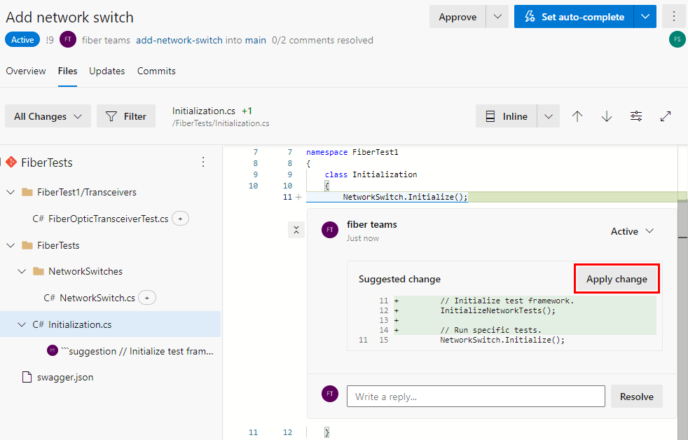 Azure Repos P R의 파일 탭에서 제안된 변경 사항을 수락하는 방법을 보여 주는 스크린샷