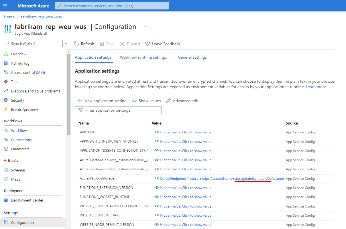 “AzureWebJobsStorage” 앱 설정이 있는 기본 논리 앱 리소스의 “Configuration” 창 및 스토리지 계정 이름이 있는 연결 문자열을 보여 주는 스크린샷