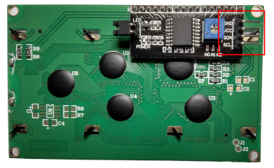 I2C GPIO 확장기를 보여 주는 문자 디스플레이 뒷면의 이미지