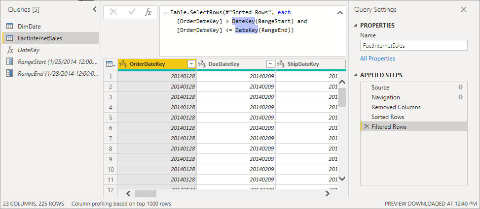 RangeStart 및 RangeEnd 매개 변수를 사용하도록 수정된 쿼리 수식을 보여 주는 Power BI 테이블입니다.