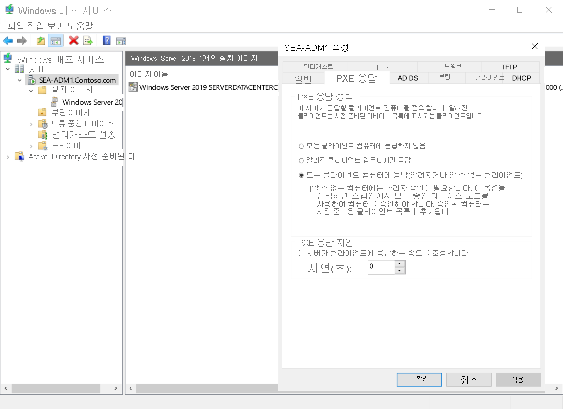 SEA-ADM1 속성 대화 상자가 오버레이된 Windows 배포 서비스 콘솔의 스크린샷. 관리자는 PXE 응답 탭을 선택하고 모든 알려진 클라이언트 컴퓨터 및 알 수 없는 클라이언트 컴퓨터에 대해 응답을 선택했습니다.