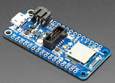 Bluefruit Feather nRF52840 디바이스의 사진.