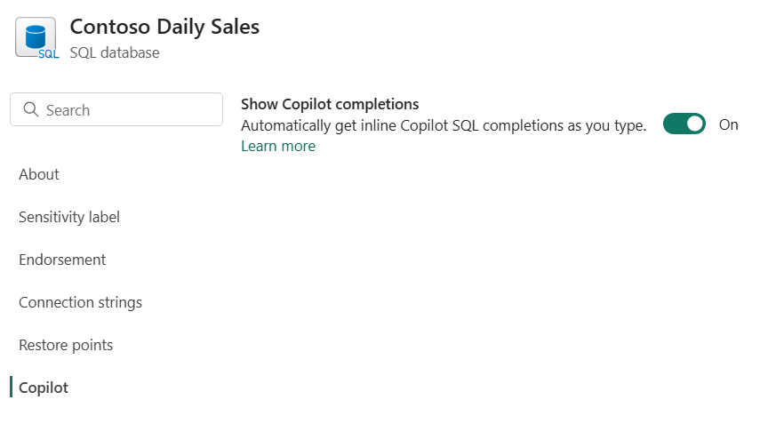Skjermbilde fra innstillingene for Fabric SQL-databasen, som viser Copilot-siden og innstillingen Vis fullføringer av Copilot.