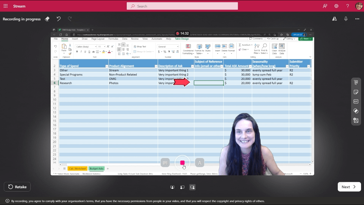 Skjermbilde av Stream-kamera der en kvinne spiller inn skjermen og webkameraet med en pil som er overlappet på skjermen for å fremheve deler av skjermen