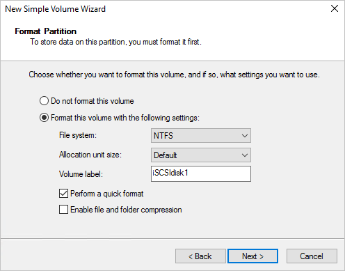 In het dialoogvenster Wizard Nieuw eenvoudig volume ziet u dat het volume NTFS moet zijn met een standaardgrootte van de toewijzingseenheid en een volumelabel van 'iSCSIdisk1'. Snelle indeling is geselecteerd. Er is een knop Volgende.