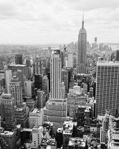 Een zwart-wit beeld van gebouwen in Manhattan