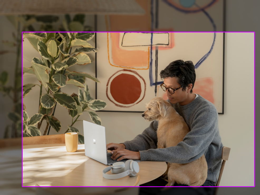 Foto van een man met een hond aan een tafel. Een begrenzingsvak van 1,50 wordt getekend.