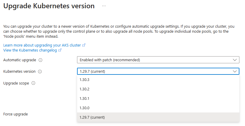 De schermopname van de upgradeblade voor een AKS-cluster in Azure Portal. Het veld voor automatische upgrade toont 'patch' geselecteerd en er worden verschillende API's afgeschaft tussen de geselecteerde Kubernetes-versie en de huidige versie van het cluster.