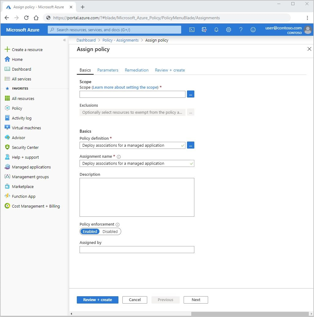 Schermopname van Azure Portal om een beleidstoewijzing te maken en het beleid voor implementatiekoppelingen toe te wijzen.