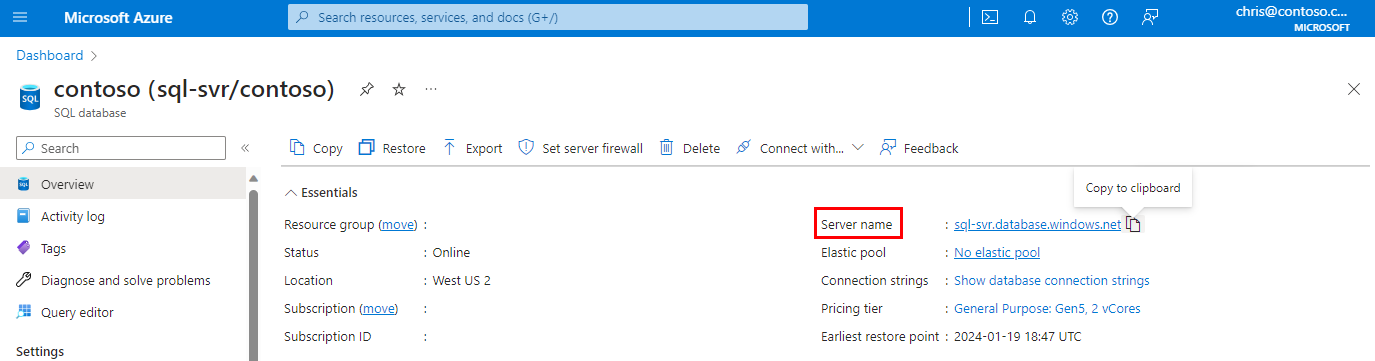 Schermopname van Azure Portal, pagina databaseoverzicht met de servernaam gemarkeerd.