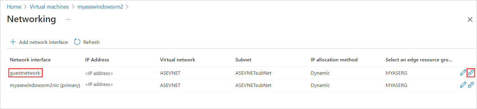 Schermopname van de blade Netwerken voor een virtuele machine. De naam van een netwerkinterface en het pictogram loskoppelen zijn gemarkeerd.