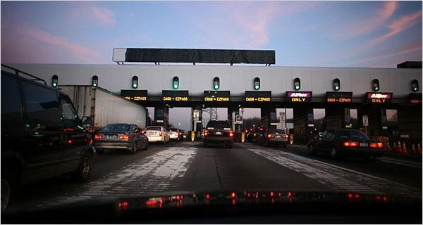 Foto van auto's bij tolhokjes