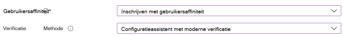 Schrijf in het Intune-beheercentrum en Microsoft Intune iOS-/iPadOS-apparaten in met behulp van automatische apparaatinschrijving (ADE). Selecteer Inschrijven met gebruikersaffiniteit en gebruik de Configuratieassistent voor verificatie. De Bedrijfsportal-app wordt automatisch geïnstalleerd.