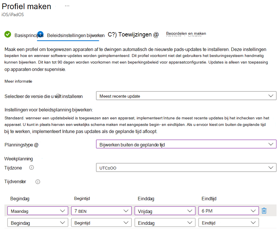 Schermopname van het installeren van de nieuwste versie en buiten de geplande tijd software-update-instellingen voor iOS-/iPadOS-apparaten in het Microsoft Intune-beheercentrum.