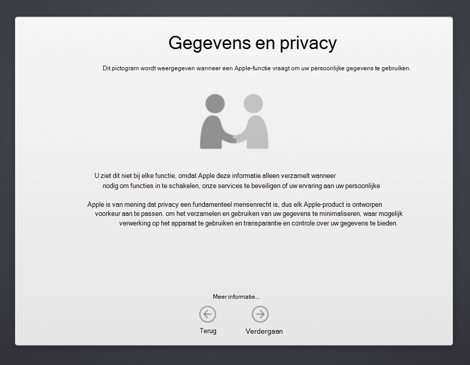 Schermopname van gegevens van configuratieassistent voor macOS-apparaten & privacyscherm, met een afbeelding van twee personen die handen schudden en waarin het gebruik van persoonlijke gegevens door Apple wordt beschreven. Toont ook de knop Vorige en Doorgaan.