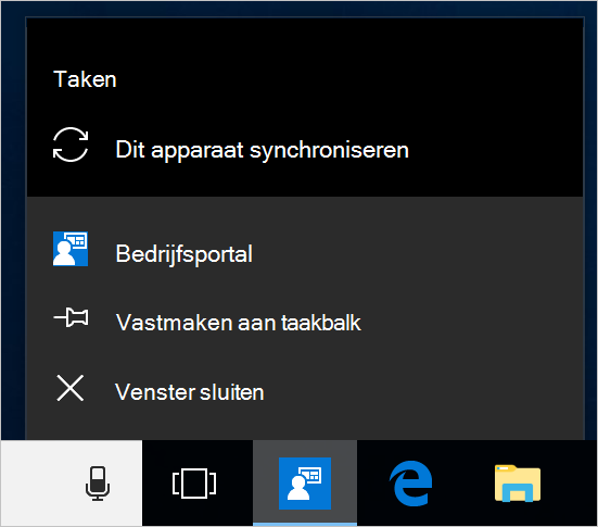 Schermopname van de Windows-taakbalk op het bureaublad van een apparaat. Bedrijfsportal app-pictogram is geselecteerd en toont een menu met de opties 'Vastmaken aan taakbalk', 'Venster sluiten' en 'Dit apparaat synchroniseren'.