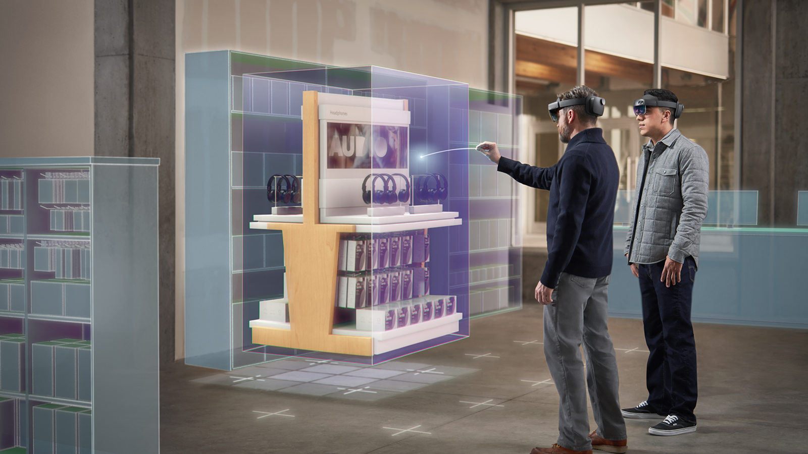 Foto van twee gebruikers die een HoloLens-headset dragen en interactie hebben met een stilstaand hologram.