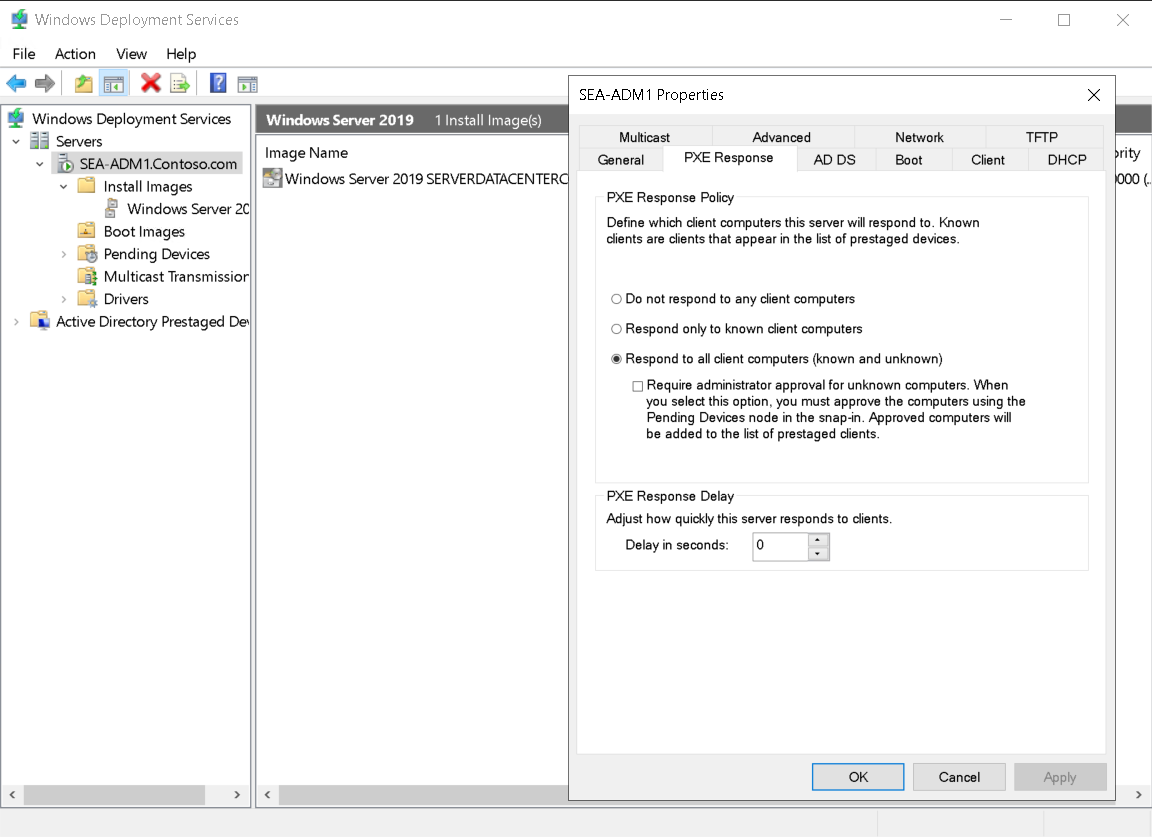 Een schermopname van de Windows Deployment Services-console met het dialoogvenster SEA-ADM1 Properties overlayd. De beheerder heeft het tabblad PXE-antwoord geselecteerd en heeft Reageren op alle clientcomputers (bekend en onbekend) geselecteerd.