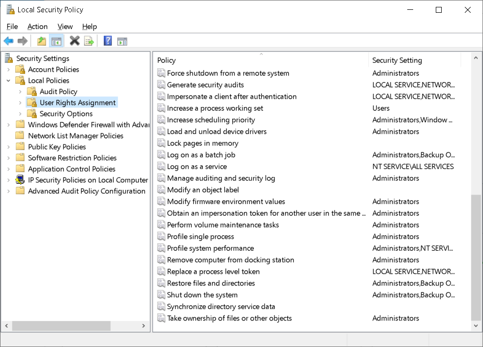 Een schermopname van de console Lokaal beveiligingsbeleid. De beheerder heeft het knooppunt Toewijzing van gebruikersrechten geselecteerd en weergegeven in het detailvenster zijn beleidsregels en beveiligingsinstellingen.
