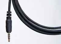 Afbeelding van een 4-pin male-to-male 3,5mm audiokabel.