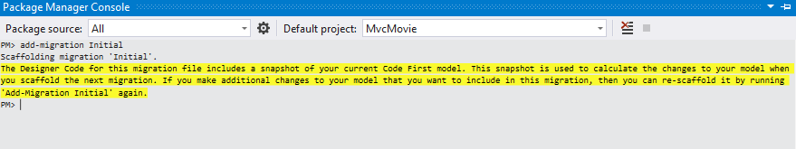 Zrzut ekranu przedstawiający konsolę Menedżer pakietów. Tekst w poleceniu dodawania migracji jest wyróżniony.