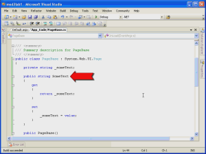 Zrzut ekranu przedstawiający okno programu Microsoft Visual Studio z czerwoną strzałką wskazującą atrybut Some Text w jednym z wierszy.