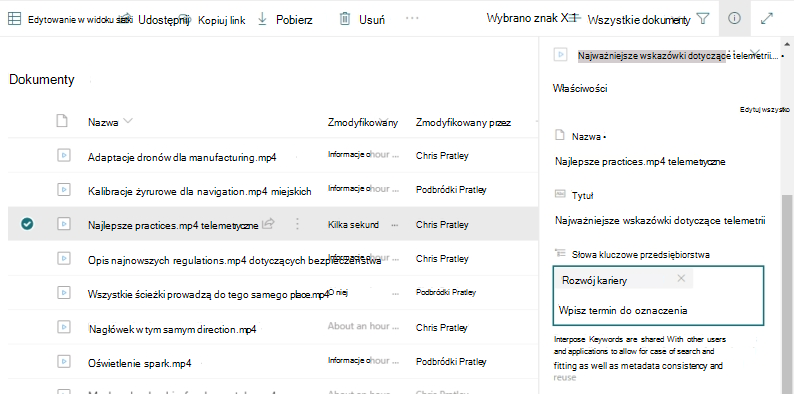 Lista plików w bibliotece dokumentów z otwartym okienkiem szczegółów dla jednego z plików i polem Słów kluczowych przedsiębiorstwa wypełnionym słowem kluczowym 