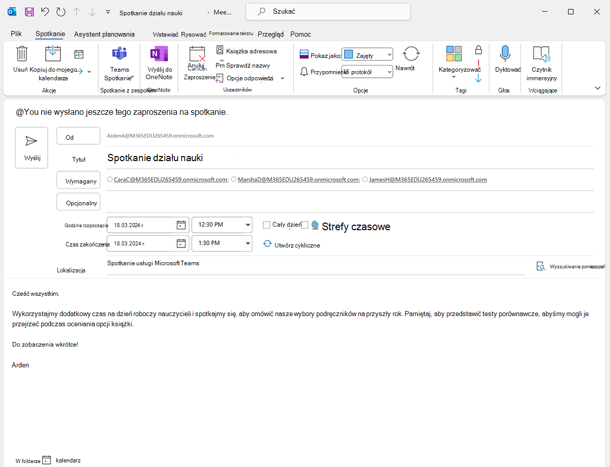 Zrzut ekranu przedstawiający harmonogram spotkań usługi Teams w programie Microsoft Outlook.