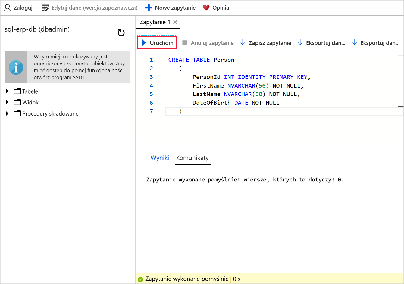 Zrzut ekranu edytora zapytań z językiem T-SQL umożliwiającym utworzenie nowej tabeli w bazie danych sql-erp-db. Objaśnienie wyróżnia przycisk uruchamiania.