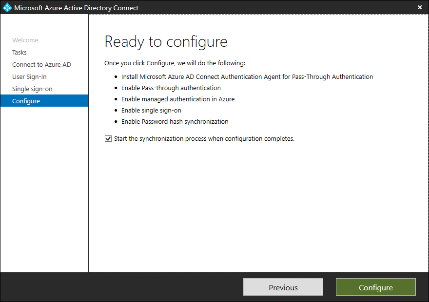 Zrzut ekranu przedstawiający Kreatora konfiguracji programu Microsoft Entra Connect, stronę Konfigurowanie. Kreator jest gotowy do skonfigurowania następujących ustawień: zainstaluj agenta uwierzytelniania Microsoft Entra Connect na potrzeby uwierzytelniania przekazywanego, włącz uwierzytelnianie przekazywane, włącz uwierzytelnianie zarządzane na platformie Azure, włącz logowanie jednokrotne i włącz synchronizację skrótów haseł. Administrator wybrał pole wyboru Rozpocznij proces synchronizacji po zakończeniu konfiguracji. 