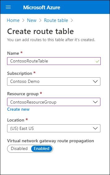 Zrzut ekranu przedstawiający stronę Tworzenie tabeli tras w witrynie Azure Portal. Administrator zdefiniował wartość Nazwa jako ContosoRouteTable i wybrał opcję Włączone dla wartości propagacji trasy bramy sieci wirtualnej.