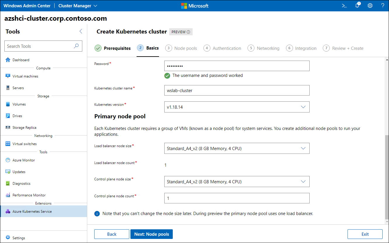 Zrzut ekranu przedstawia wersję platformy Kubernetes i podstawowe ustawienia puli węzłów kroku Podstawowe kreatora tworzenia klastra Kubernetes w Centrum administracyjnym systemu Windows.