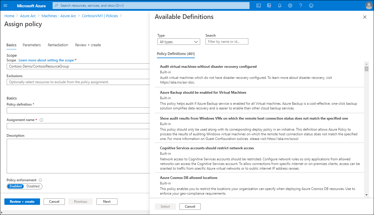 Zrzut ekranu przedstawiający stronę Przypisywanie zasad w witrynie Azure Portal. Administrator wybiera z listy dostępnych zasad.