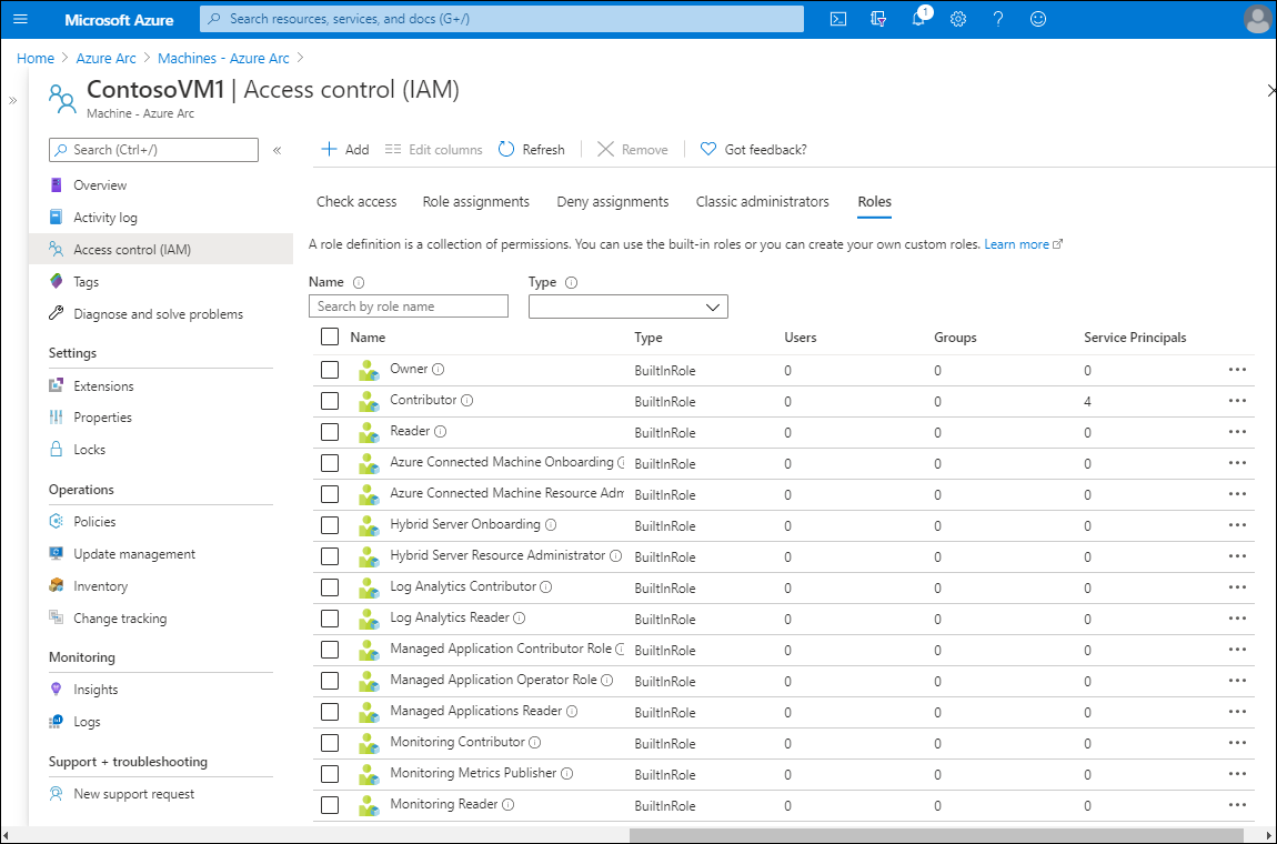 Zrzut ekranu przedstawiający stronę Kontrola dostępu (IAM) w witrynie Azure Portal dla wybranej maszyny wirtualnej: ContosoVM1. Okienko szczegółów zawiera pięć kart: Sprawdzanie dostępu, przypisań ról, odmów przypisań, administratorów klasycznych i ról (wybrane). Zostanie wyświetlona lista ról.