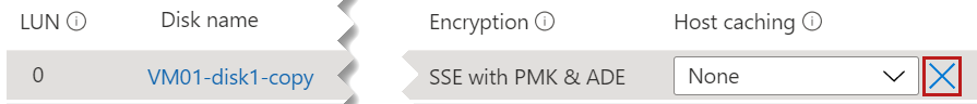 Zrzut ekranu przedstawiający dysk danych wybrany w bloku Dyski w witrynie Azure Portal z wyróżnionym obok niego symbolem X.