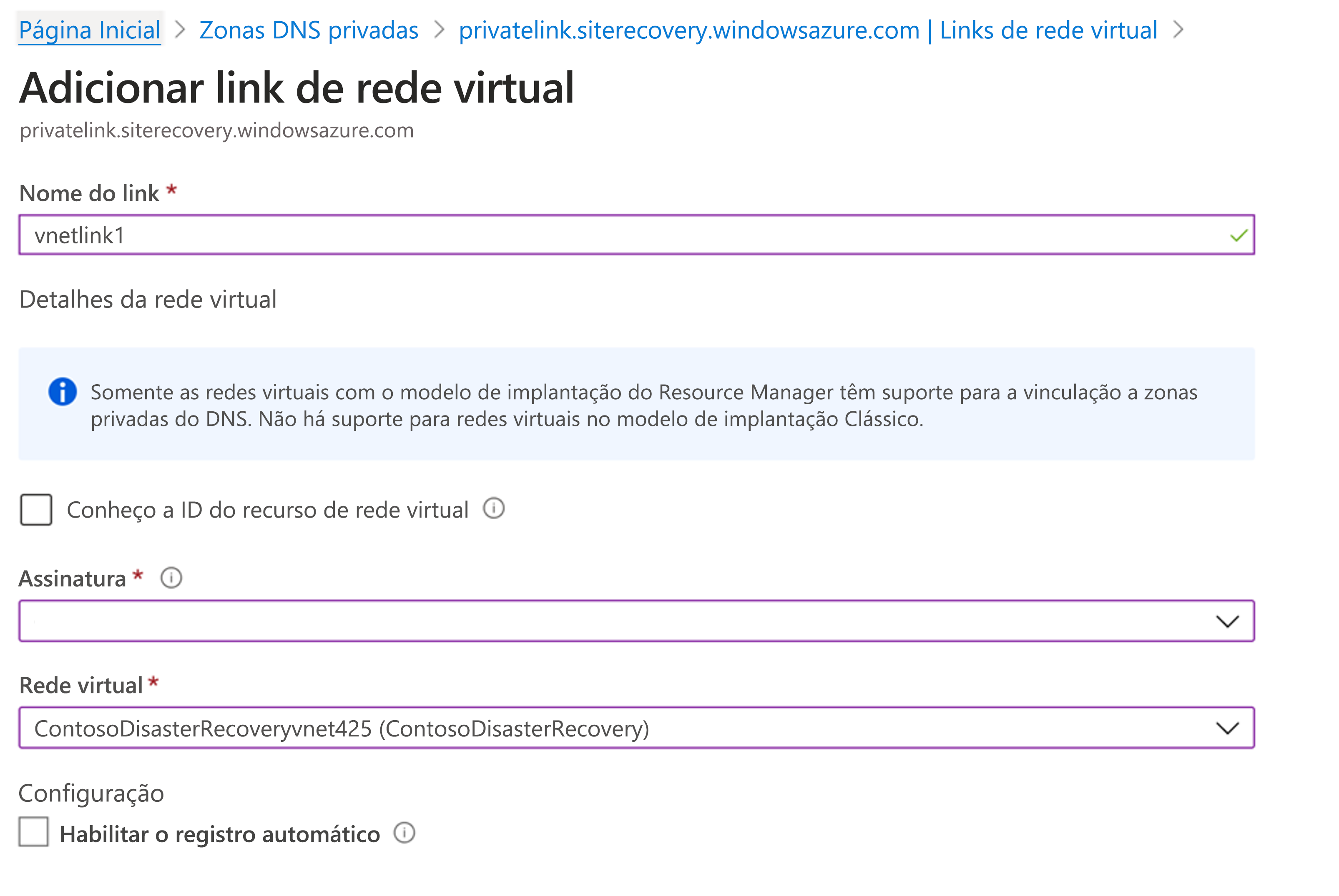 Mostra a página para adicionar um link de rede virtual com o nome do link, a assinatura e a rede virtual relacionada no portal do Azure.