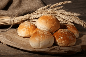 Uma montanha de pães em uma mesa