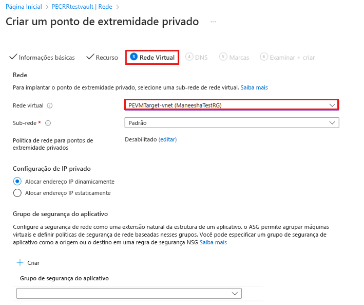 A captura de tela mostra como selecionar a rede virtual da VM de destino para restauração entre regiões.