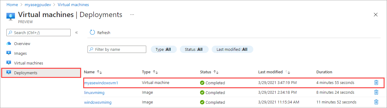 Captura de tela que mostra o painel Implantações na exibição de Máquinas Virtuais de um dispositivo Azure Stack Edge. A entrada para uma VM implantada é destacada.