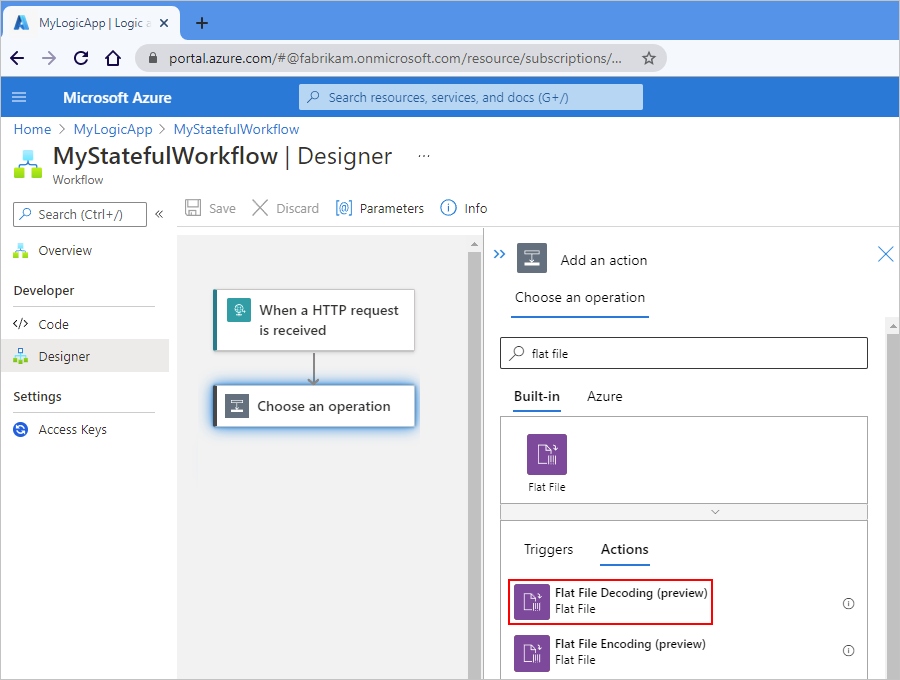 Captura de tela mostrando o portal do Azure e o designer de fluxo de trabalho padrão com 