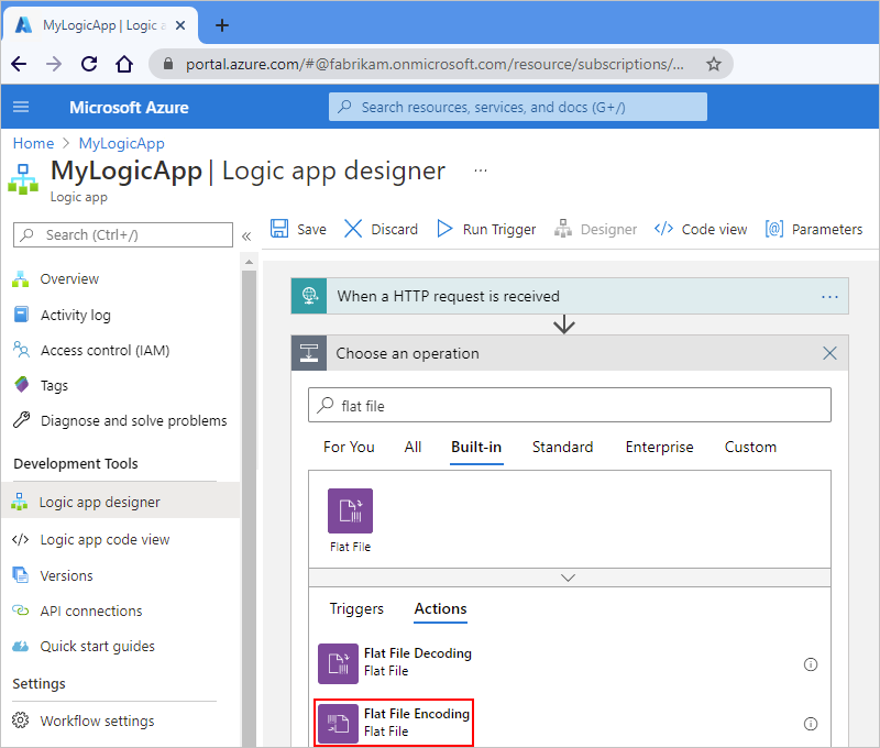 Captura de tela mostrando o portal do Azure e o designer de fluxo de trabalho de consumo com 