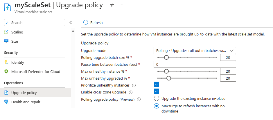 Captura de tela mostrando a alteração da política de atualização e a habilitação do MaxSurge no portal do Azure.