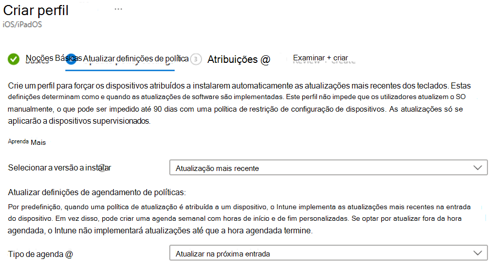 Captura de ecrã a mostrar a versão selecionada para instalar e agendar definições de atualização de software para dispositivos iOS/iPadOS no centro de administração do Microsoft Intune.