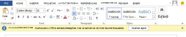 Uma captura de ecrã de uma faixa no Word a indicar que as atualizações para o Office estão prontas para serem aplicadas, mas que estão bloqueadas por uma ou mais aplicações.