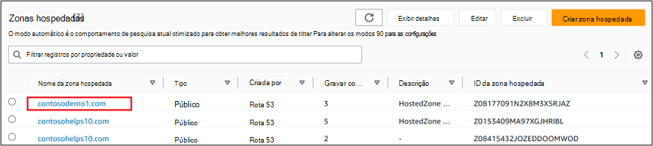 Captura de ecrã das Zonas alojadas onde seleciona o Nome de domínio para o registo TXT de verificação de domínio.